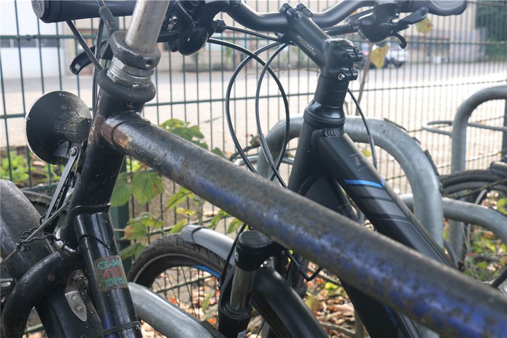 Bahnhofsvorplatz Werne erneut mit Fahrrad-Leichen gefüllt Zwar behindern die alten Räder am Bahnhof niemanden, ein schöner Anblick sind sie aber nicht.