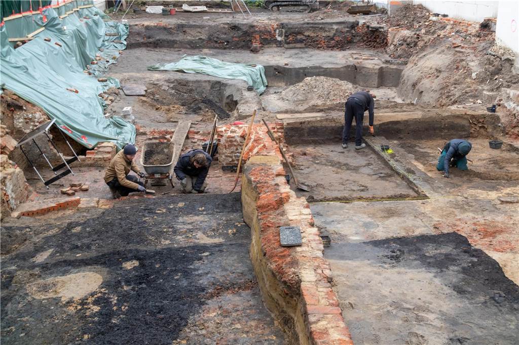 Neue archäologische Funde an der Wüllener Straße Archäologen an der Wüllner Straße.