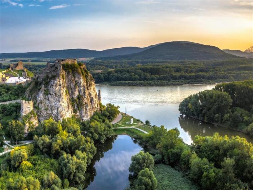 Eine Flusskreuzfahrt auf der Donau Zwar haben Urlauber auf einer Flusskreuzfahrt keinen Blick auf das offene Meer - dafür gibt es beeindruckende Landschaften und Sehenswürdigkeiten zu sehen, wie hier die Burgruine Devin bei Bratislava. Foto: Bratislava Tourist Board/dpa