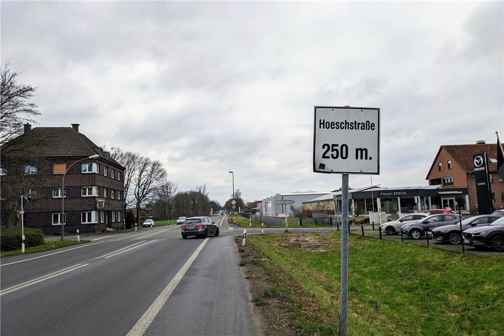 Falsche Navi-Angabe: 40-Tonner landen in einer engen Sackgasse Straßenschild mit Aufschrift "Hoeschstraße 250 m."