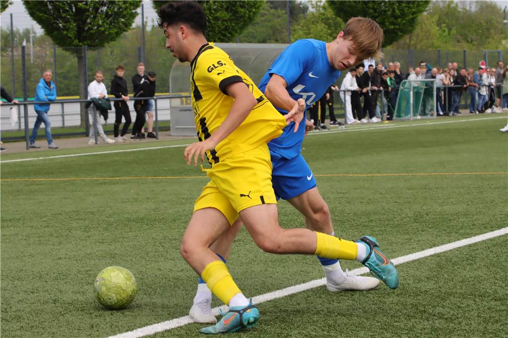 BVB U16 gegen U17 des VfB Waltrop, rechts mit Leo Backhaus