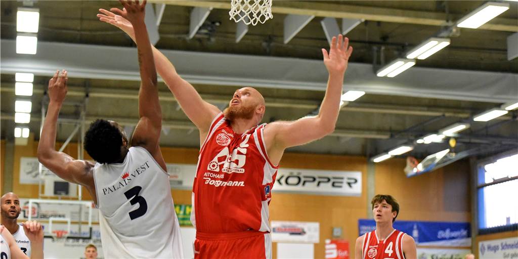 Drei Teams, ein Ziel - eine spannende Erstregionalliga-Saison beginnt Zwei Akteure, die sich in der Regionalliga mächtig strecken werden: Für Recklinghausens Obi Okafor (l.) und Wulfen Michael Haucke (r.) beginnt der Kampf um einen Play-off-Platz.