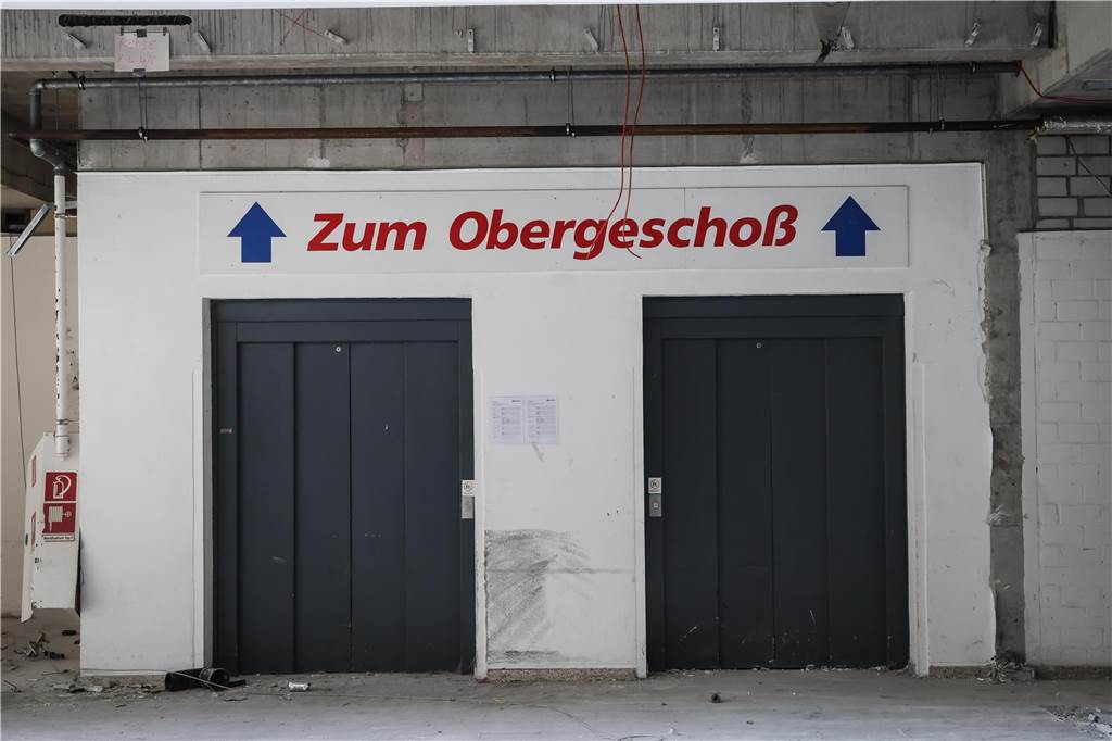 Zwei Aufzüge führten bis zur Schließung zum Real ins Obergeschoss.