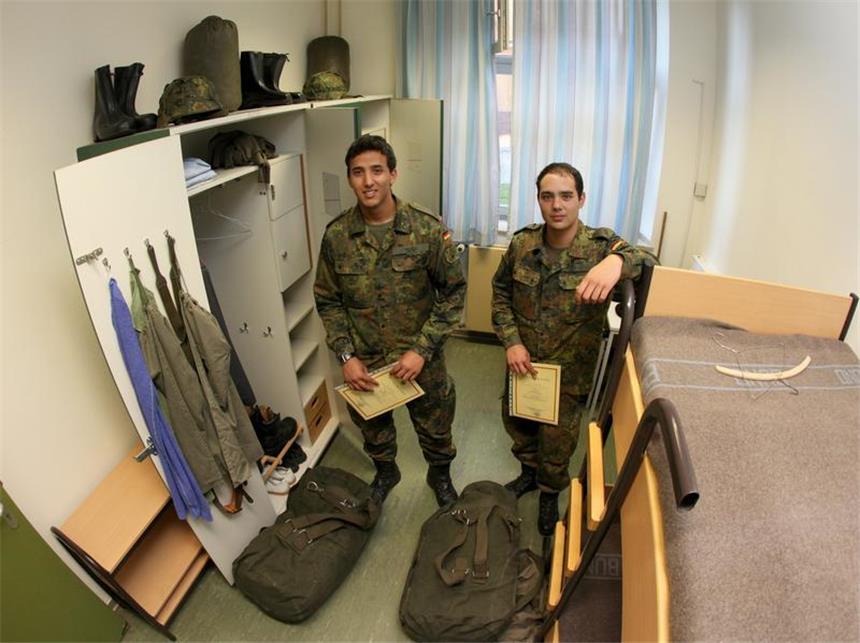 Bundeswehr startet mit 13 000 Freiwilligen in neue Ära Zwei ausscheidende Wehrdienstleistenden der Panzerbrigade 12 packen ihre Taschen: Ab dem 1. Juli ist die Bundeswehr eine reine Freiwilligenarmee.