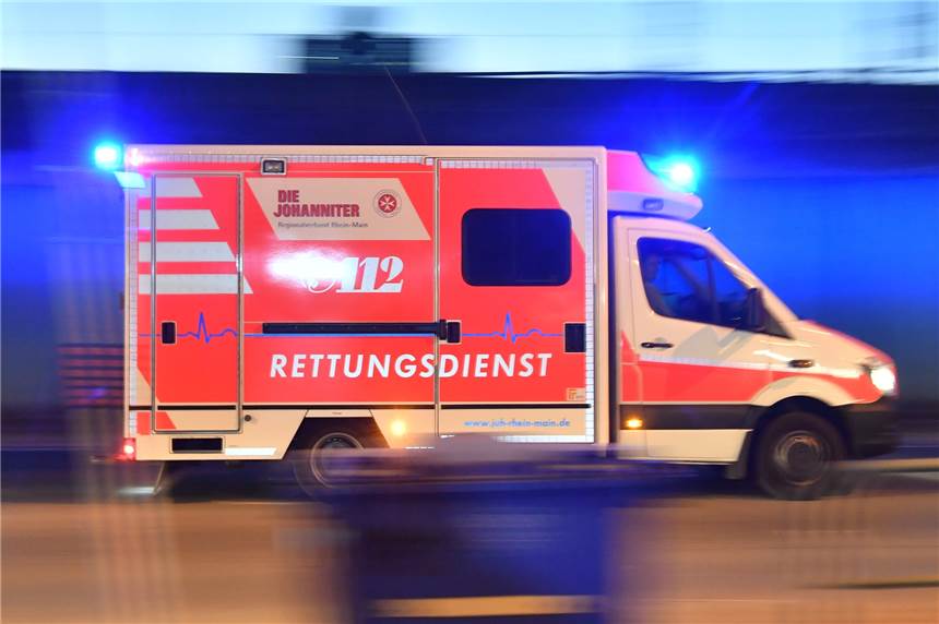 Kleintransporter kollidiert mit Auto: Zwei Männer verletzt Zwei Autofahrer mussten nach einem Unfall in Krankenhäuser gebracht werden.