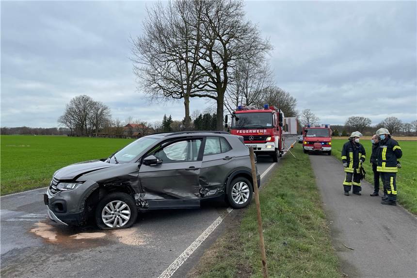 Zwei Leichtverletzte bei Verkehrsunfall auf der K16 in Crosewick Zwei Autos sind am Dienstagmorgen auf der K16 zusammengestoßen. Die Feuerwehr reinigte die Straße und nahm ausgelaufenen Betriebsmittel auf.