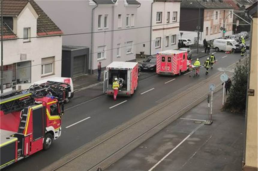 Autounfall auf Kreuzung im Dortmunder Osten – Polizei setzt Drohne ein Zwei Autos sind am Montagvormittag auf dem Asselner Hellweg zusammengestoßen.