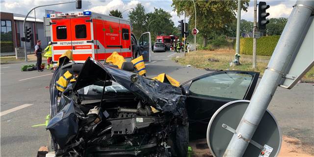Schwerer Unfall in Vreden: Zwei Autos stoßen zusammen, fünf Menschen verletzt