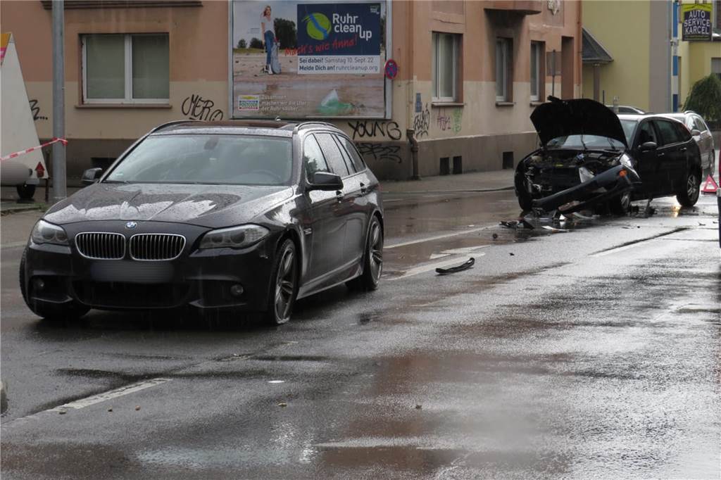 Unfall im dichten Verkehr auf der Karl-Gerharts-Straße: Zwei Frauen verletzt Zwei Autos waren in den Verkehrsunfall auf der Karl-Gerharts-Straße in Schwerte verwickelt.
