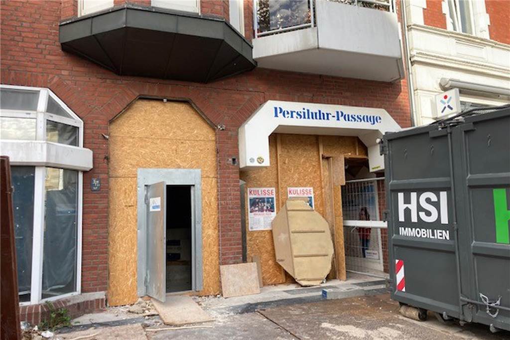 Persiluhrpassage in Lünen: Umbau des Prestige-Objekts vor neuen Problemen Zwei Baucontainer stehen vor dem mit Brettern versehenen Eingang.