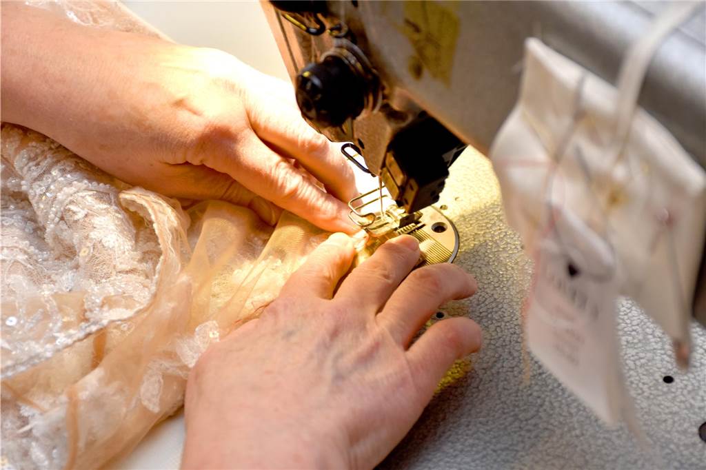 Eleganz Moden: Helga Feldhaus sucht mit 67 eine Nachfolge Zwei bis fünf Stunden Arbeit fließen nach dem Kauf noch in jedes Brautkleid. Gut 90 bis 95 Prozent aller Kleider müssen an die Kundin angepasst werden, damit es perfekt sitzt. Damit und der persönlichen Beratung will sich das Geschäft auch vom Handel im Internet abheben. Das kommt gut an.