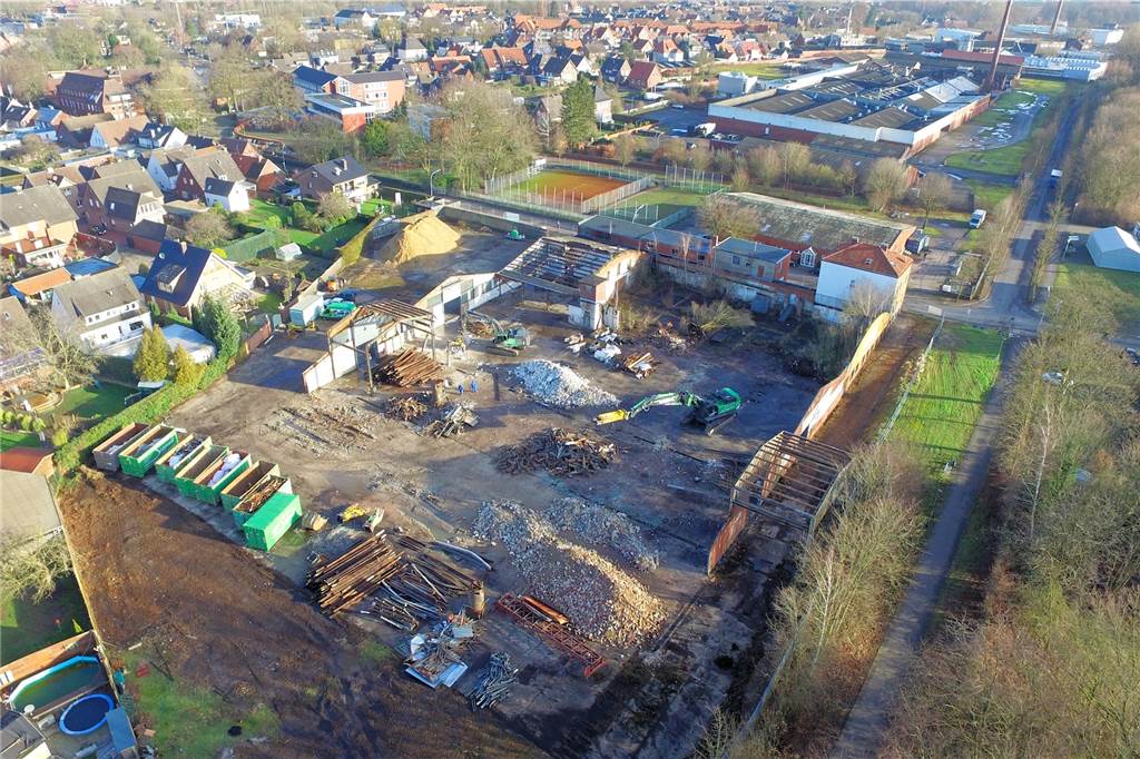 Stadt Stadtlohn kauft Spahn-Areal und Abrissbagger räumen Lichtgitter-Brache frei Zwei Brachen auf einen Blick: vorne das Lichtgitter-Areal mit den Abrissarbeiten, hinten das ehemalige Spahn-Betriebsgelände.