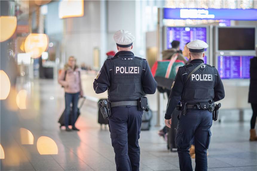 Zwei Bundespolizisten bei einer Streife am Frankfurter Flughafen (Symbolfoto)