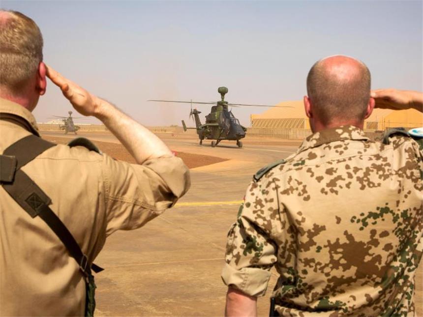 Ursachenforschung nach tödlichem Hubschrauberabsturz in Mali Zwei Bundeswehrsoldaten salutieren während der Ankunft der ersten zwei Kampfhubschrauber des Typs Tiger in Gao, Mali. Foto: Marc Tessensohn/Archiv