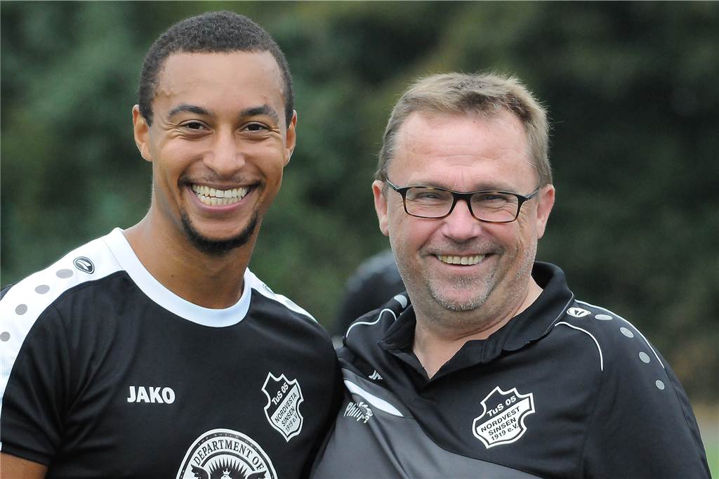 Frohlinder jubeln bei einer Einwechselung Zwei Castrop-Rauxeler, die beim TuS Sinsen wirken zu Gast in Frohlinde: Ex-Wacker-Stürmer Sascha Schröder (l) und Trainer Andreas Köhler.
