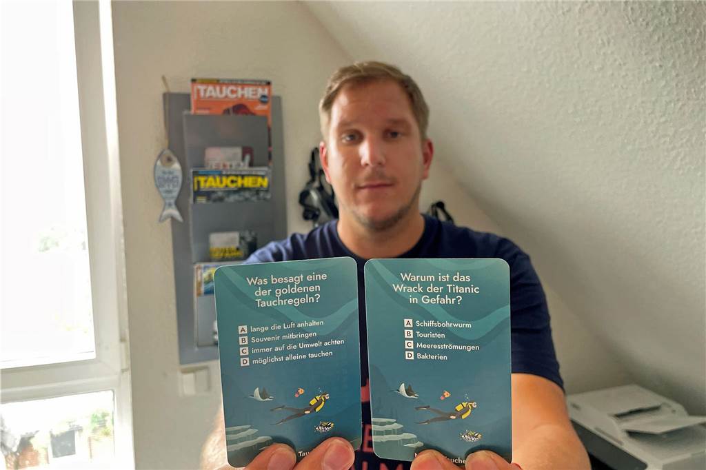 Tauchsportler Robin Reher (33) entwickelt Kartenspiel zum Thema Meer Zwei der 115 Fragen des Ozean-Quiz. Auf der Rückseite stehen Erläuterungen zur richtigen Antwort.