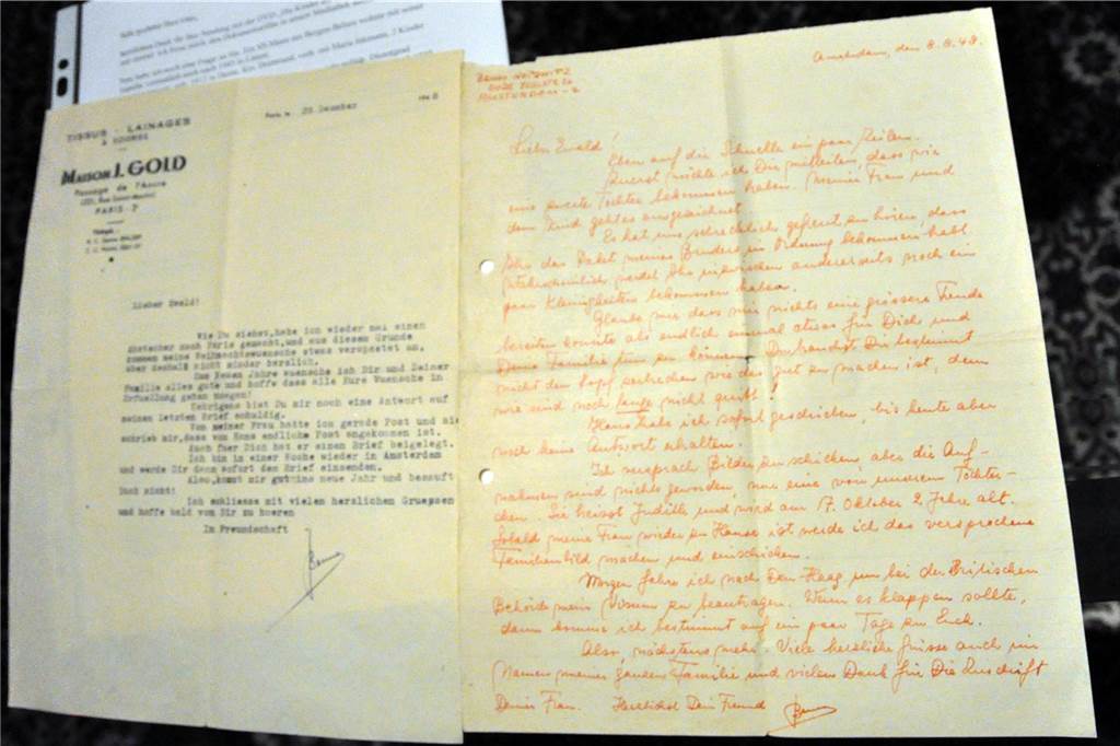 80 Jahre Kriegsende in Lünen: Wie ein SS-Mann und ein KZ-Häftling Freunde fürs Leben wurden Zwei der Briefe, die Benno Notowitz 1948 an seinen Freund Ewald Inkmann geschrieben hat, der linke ist in Paris abgeschickt worden, der rechte in Amsterdam.