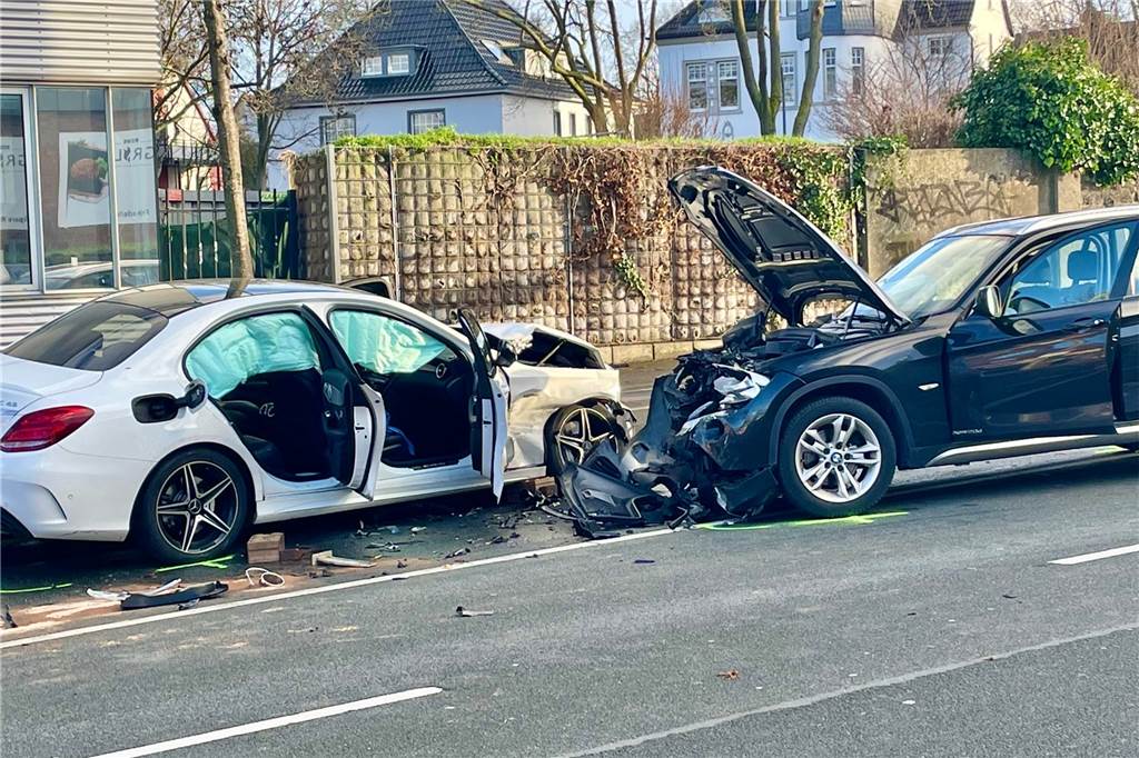 Schwerer Unfall in Aplerbeck: Beifahrer wurde im Auto eingeklemmt Schwerer Unfall in Aplerbeck