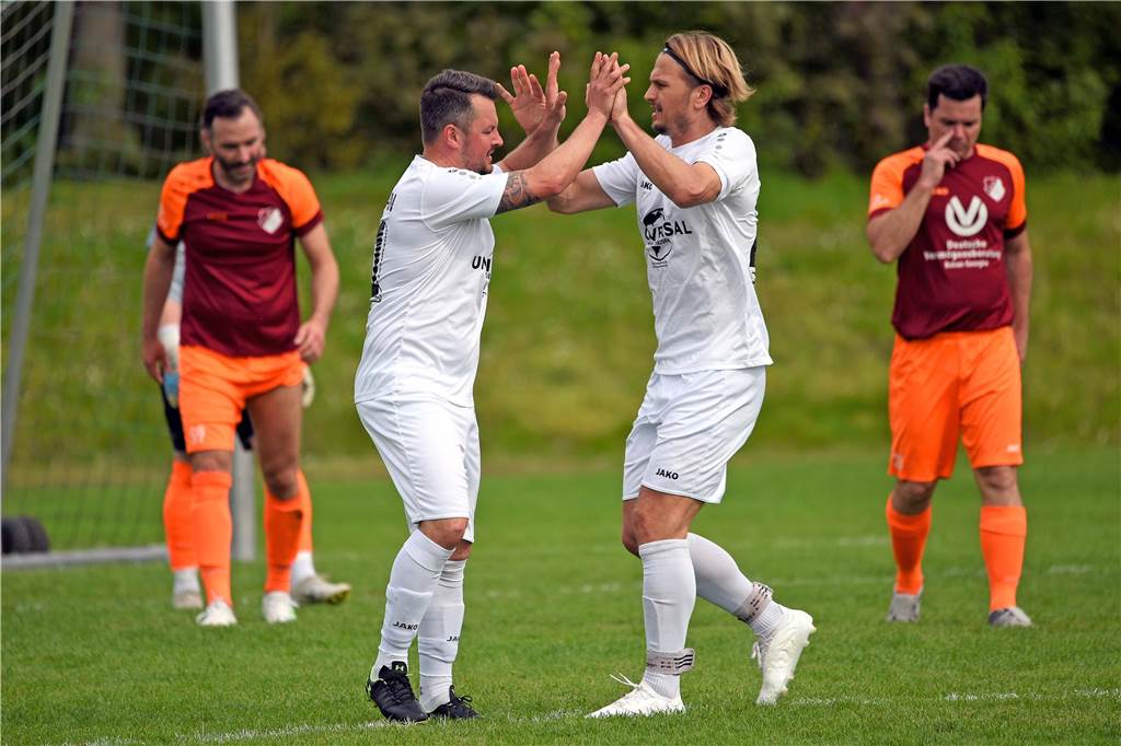 BVH Dorsten holt den Pott: Zweiter Anlauf gegen TuS 05 Sinsen glückt Mirko Urban und Jonas von Gostomski (v.l.).