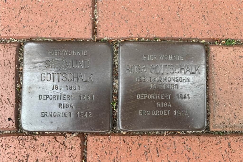 Nazi-Todeswald: Heeker suchen Massengräber von tausenden erschossenen Juden Zwei der Stolpersteine in Nienborg, die an die deportierten Gottschalks erinnern.