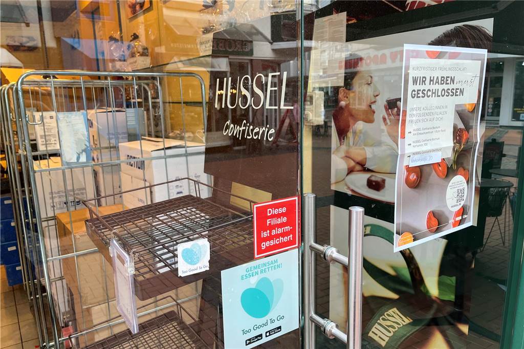 Nach Insolvenz Anfang des Jahres: Hussel Filiale endgültig geschlossen Zwei dieser Plakate hingen im Februar an der Hussel-Filiale in Castrop-Rauxel. Jetzt ist die Schließung nicht mehr nur vorübergehend.
