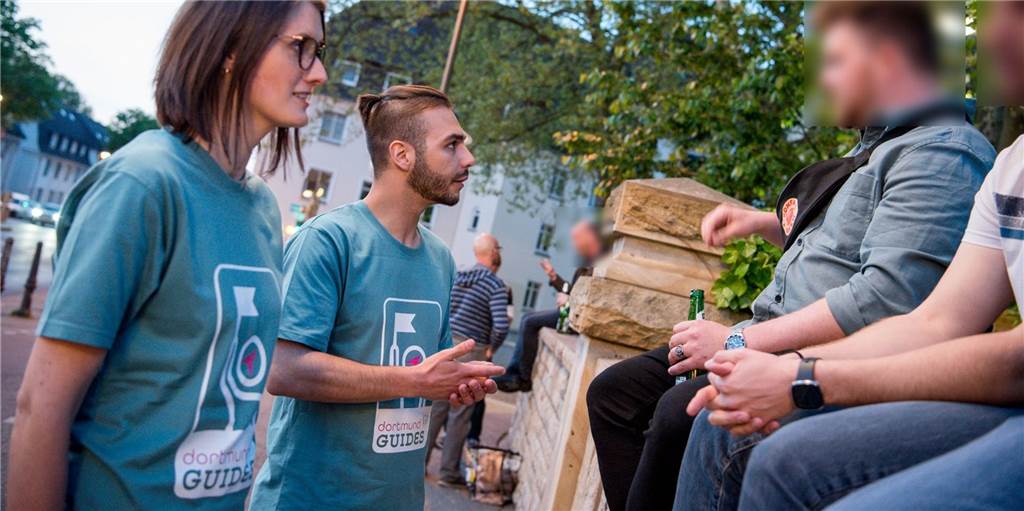 Dortmunds Party-Hotspots haben jetzt eigene Nachtleben-Stadtführer Zwei "Dortmund-Guides" bei einem ihrer ersten Einsätze an der Möllerbrücke.