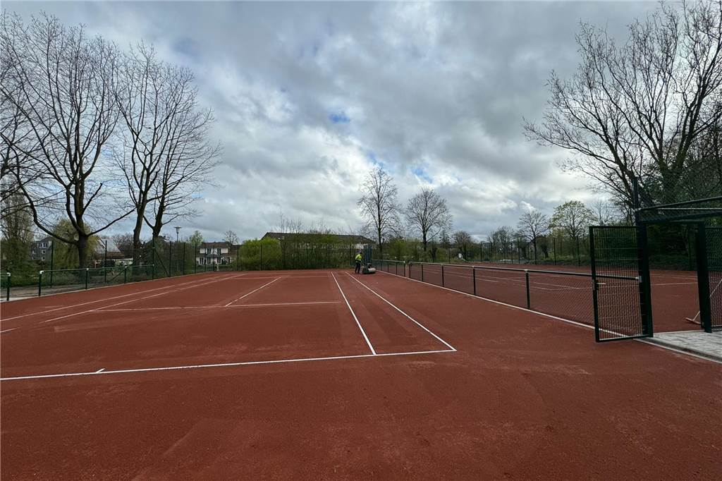 Tennis für jedermann: Moderner Platz offiziell freigegeben ein Tennisplatz mit Aschebelag