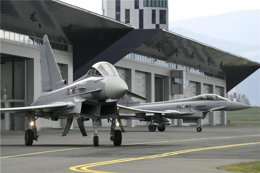 Airbus zahlt 81 Millionen Euro Bußgeld Zwei Eurofighter des österreichischen Bundesheeres stehen im obersteirischen Fliegerhorst Hinterstoisser in Zeltweg. In Wien liefen die Ermittlungen der Staatsanwaltschaft weiter. Foto: Harald Schneider/APA/Archiv