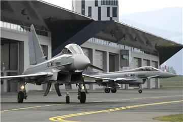 Zwei Eurofighter des österreichischen Bundesheeres stehen im obersteirischen Fliegerhorst Hinterstoisser in Zeltweg. In Wien liefen die Ermittlungen der Staatsanwaltschaft weiter. Foto: Harald Schneider/APA/Archiv