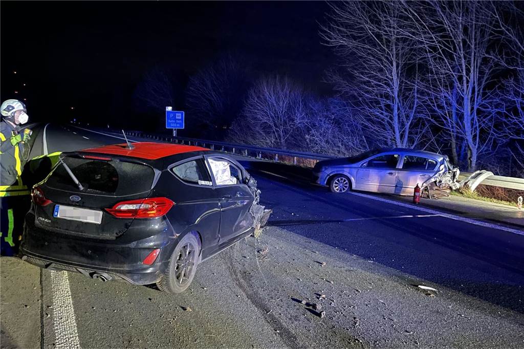 Großes Trümmerfeld: A 31 in Dorsten nach schwerem Unfall gesperrt Zwei Fahrzeuge kollidierten.
