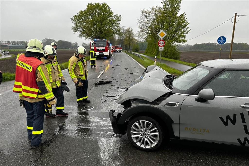 Autos kollidieren „An der Wienbecke“ - Dorstenerin leicht verletzt Zwei Fahrzeuge wurden bei dem Zusammenstoß schwer beschädigt.