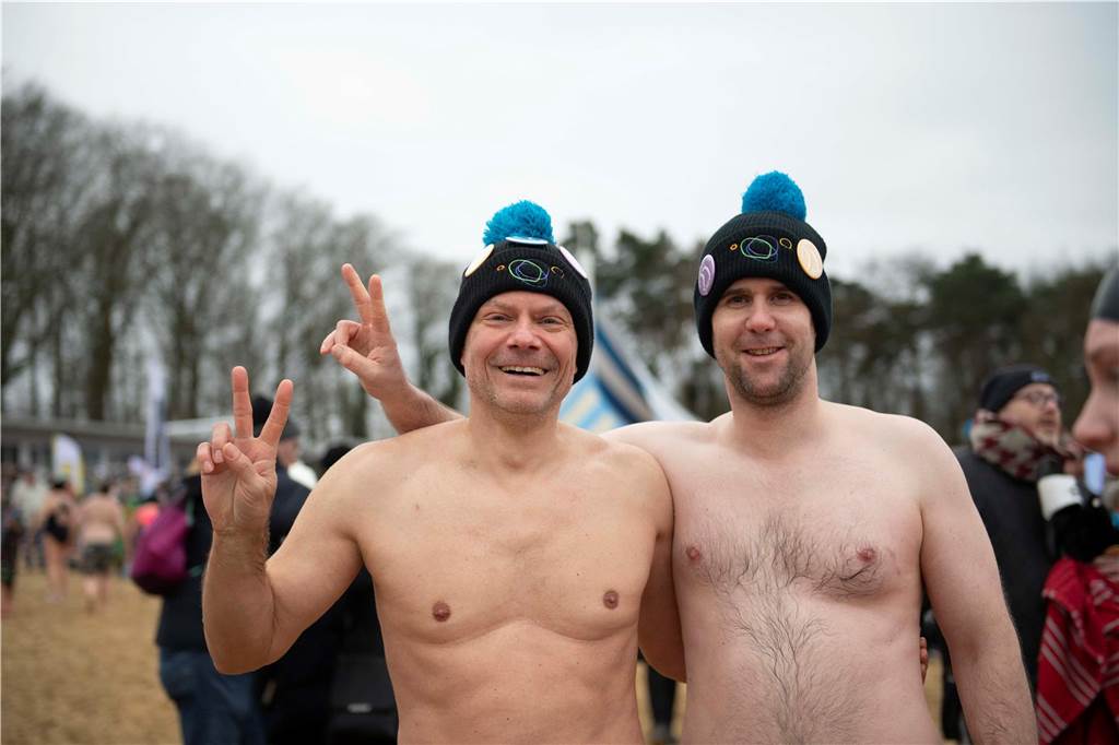 Zwei Fans des Neujahrsschwimmens warten auf den Start.