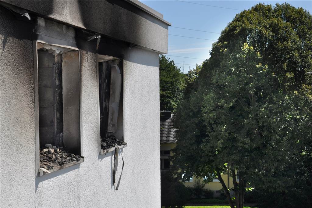 Zwei Fenster der völlig ausgebrannten Wohnung