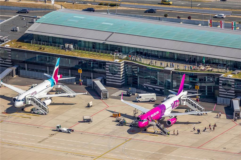 Zwei Flugzeuge von Eurowings und Wizz Air am Dortmunder Airport