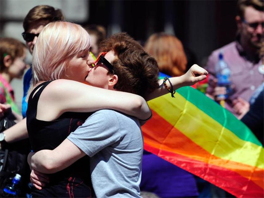 Homo-Ehen-Ja in Irland belebt Diskussion in Deutschland Zwei Frauen feiern das klare Votum der Iren für die Gleichstellung von Ehen homosexueller Paare. Foto: Aidan Crawley