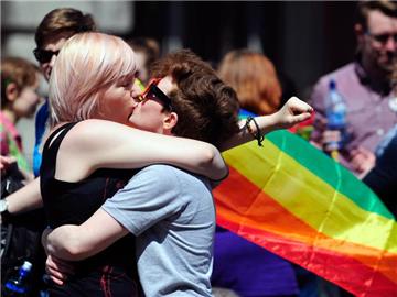 Zwei Frauen feiern das klare Votum der Iren für die Gleichstellung von Ehen homosexueller Paare. Foto: Aidan Crawley