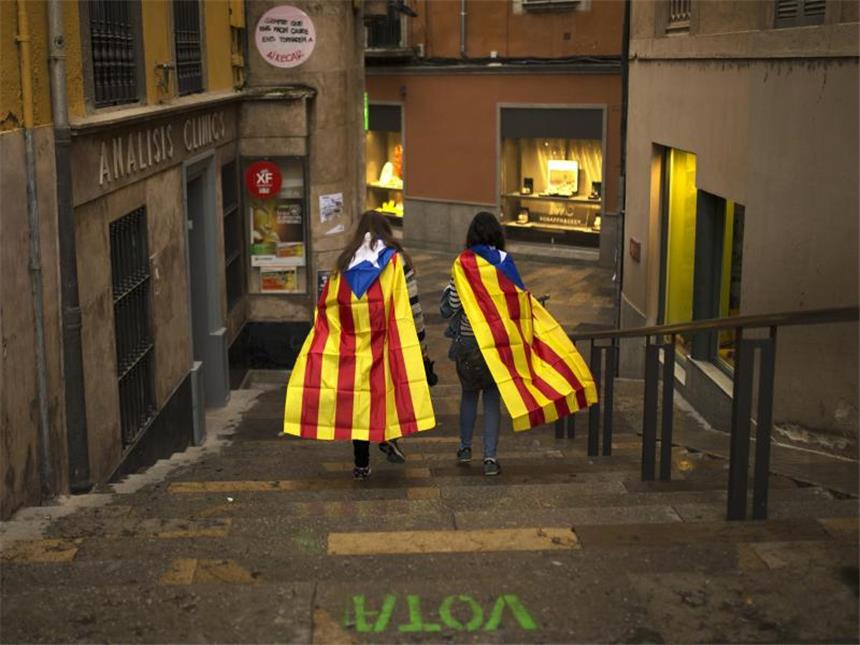Katalonien bereitet sich auf die Abspaltung von Spanien vor Zwei Frauen mit Esteladas, der Fahne der Unabhängigkeitsbewegung. Foto: Francisco Seco