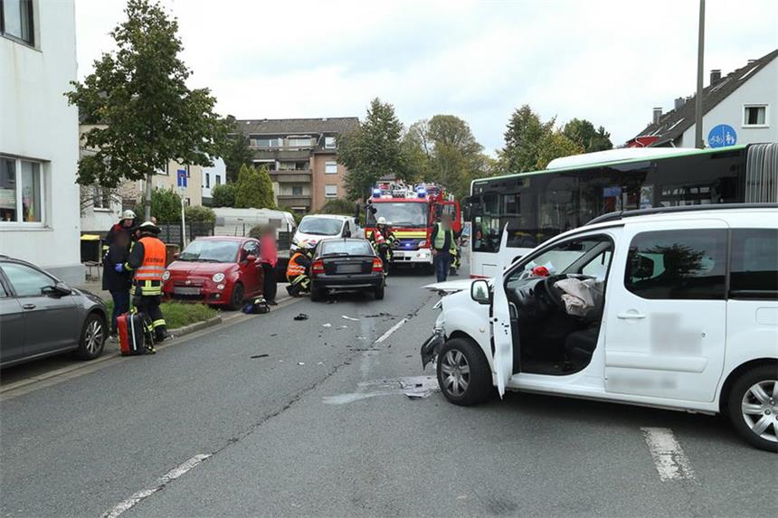 Zwei Frauen bei Unfall in Westrich verletzt Zwei Frauen sind bei einem Unfall auf der Bockenfelder Straße in Dortmund-Westrich verletzt worden.