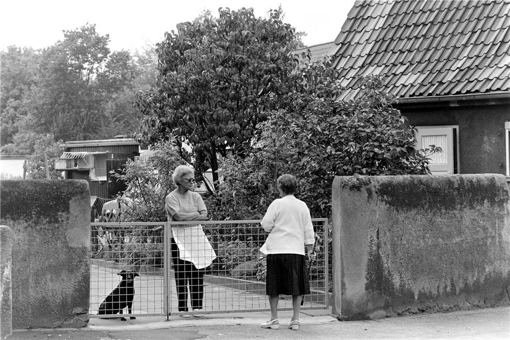 Zwei Frauen unterhalten sich in der Barbarasiedlung 1992.