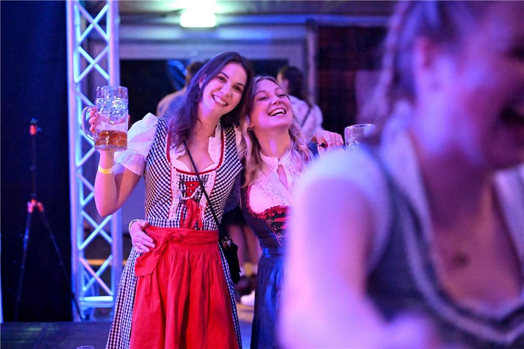 Zwei Frauen liegen sich in den Armen