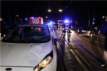 Zwei Fußgänger sind am Samstagabend auf dem Körner Hellweg von einem Auto erfasst worden.