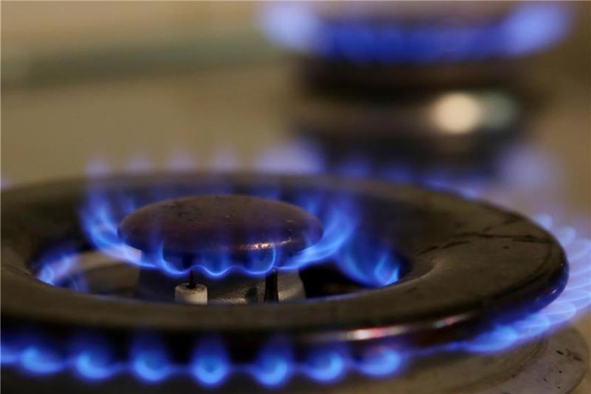 Gaspreise bleiben auch 2018 niedrig Zwei Gas-Flammen brennen an einem Gasherd. Die Gaspreise sollen auch im kommenden Jahr niedrig bleiben. Foto: Stefan Sauer