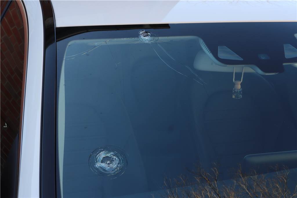 Steinwürfe schon im Januar? Ehepaar fühlt sich von Polizei nicht ernst genommen Zwei Gegenstände trafen die Windschutzscheibe des Autos.