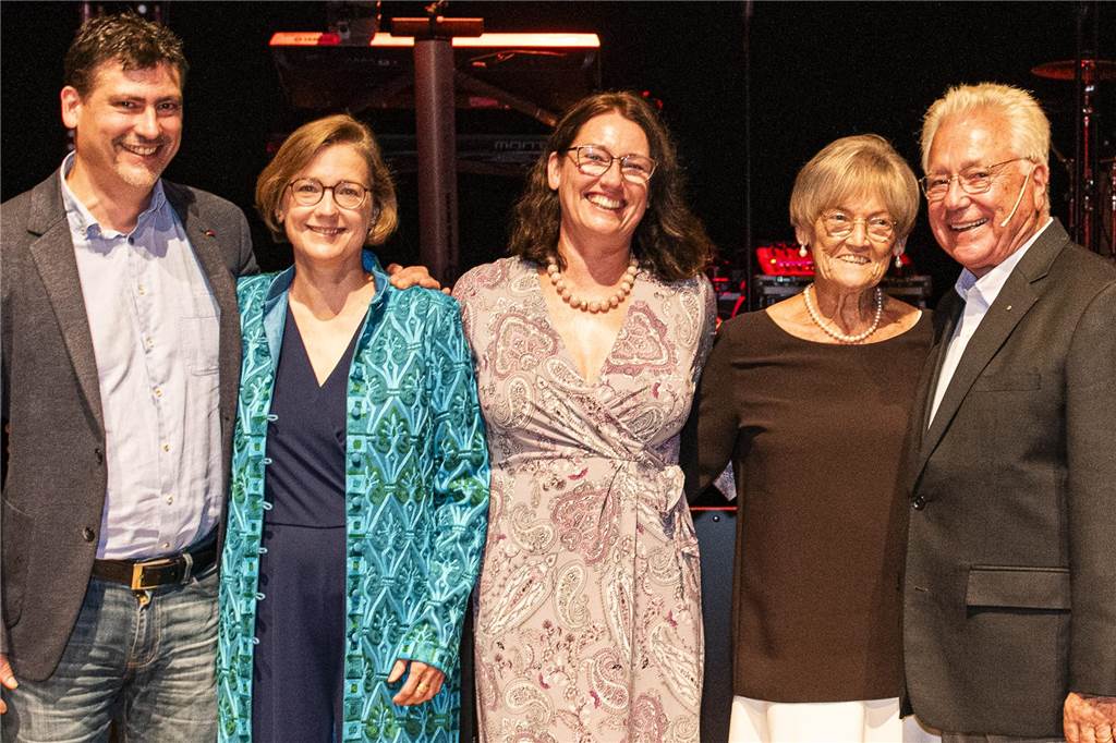 Zwei Generationen der Familie Gerl haben gemeinsam mit vielen Gästen in der Stadthalle Ahaus auf die vergangenen 50 Jahre in der Augenheilkunde angestoßen.