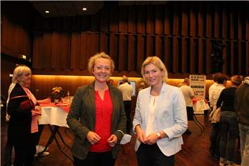 Zwei Gewinnerinnen, die auch verloren haben (v.l.): Nadine Heselhaus (SPD) lag bei den Erststimmen zurück, zieht aber über die Reserveliste in den Bundestag ein. Anne König (CDU) erhielt von den Wählerinnen und Wählern das Direktmandat, kann aber im Gegensatz zur SPD-Frau mit dem bundesweiten Abschneiden ihrer Partei nicht zufrieden sein.