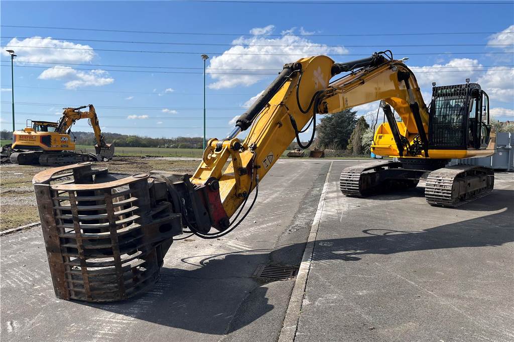 Abriss an der Herner Straße – Ende 2025 soll hier Lidl öffnen Zwei große Bagger rissen den Asphalt auf dem Grundstück an der Herner Straße auf.