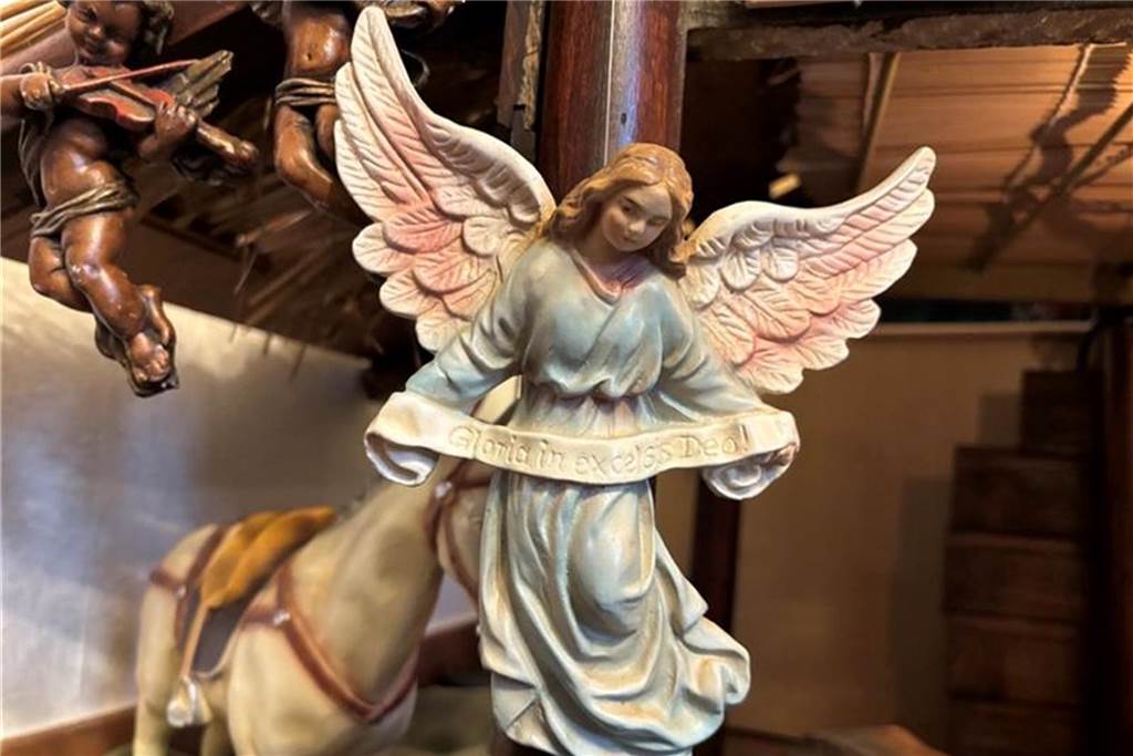 Zwei große bunte Engelfiguren gehören zu der 55-teiligen Krippensammlung.