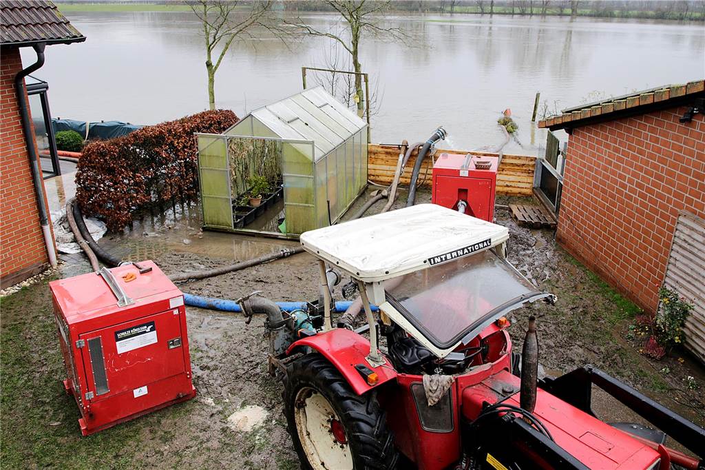 Hochwasser in Haltern: Nicht nur Hof Beermann kämpft gegen die Fluten Zwei große Dieselpumpen helfen, das eingeflossene Wasser von Beermanns Hof wieder abzupumpen.