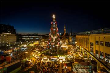 Zwei große Engel und viele rote Kerzen prägen den Riesen-Weihnachtsbaum in Dortmund in diesem Winter.
