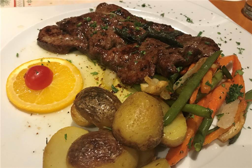 Das Il Gambero macht das mittelmäßige Essen mit super Service wett Zwei große Stücke Kalbsleber gab es zur Hauptspeise.